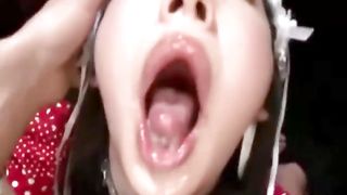 Молоденькая азиатка ублажает своего приёмного папашу глубоким заглотом