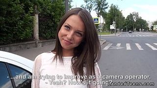 Знакомство на дороге закончилось для милой няшки минетом в машине и еблей в зад