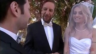 Групповой трах белобрысой невесты с мужиками после свадьбы