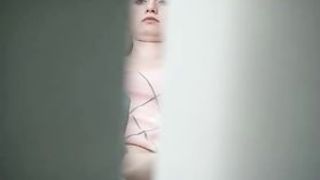 Чувак снимает оголённую киску девицы на скрытую камеру