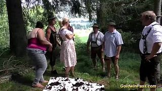 Групповой трах зрелым толстых тёлок с мужиками на природе