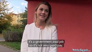 Секс в машине за деньги с минетом от симпатичной учительницы и еблей на сидении